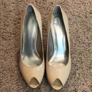Nine West beige patent leather peep-toe heel